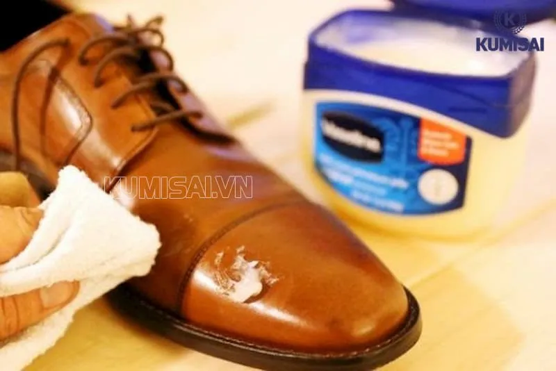 Cách làm mềm giày da mới mua bằng vaseline 