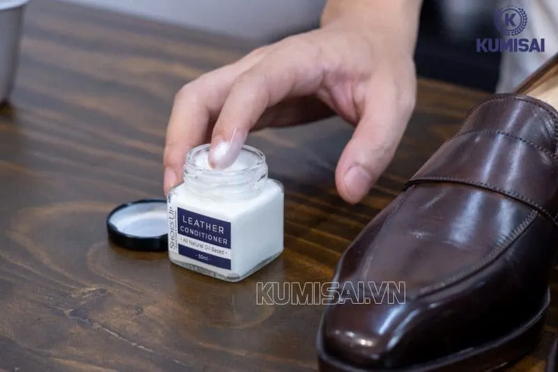 Cách làm mềm giày da để lâu bằng kem dưỡng ẩm
