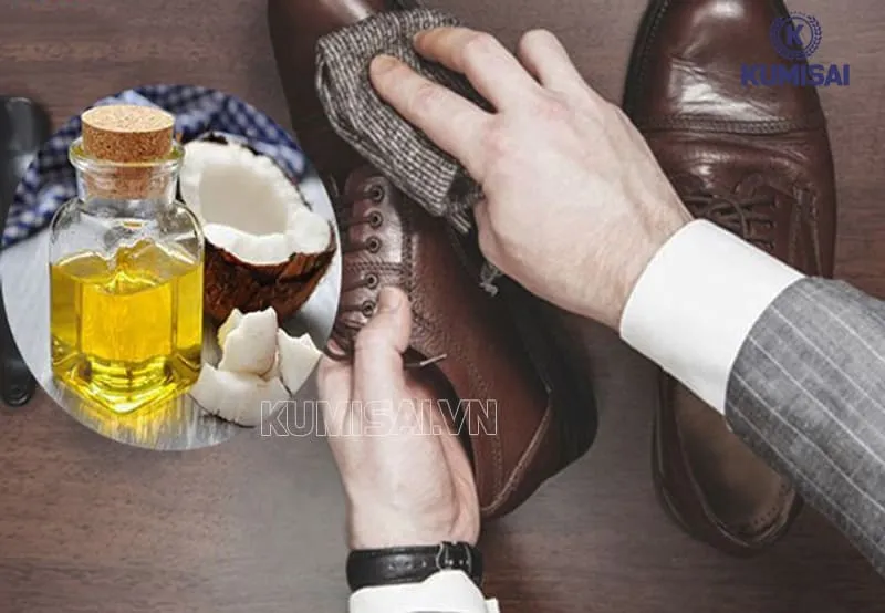 Cách làm mềm giày da cũ bằng dầu dừa