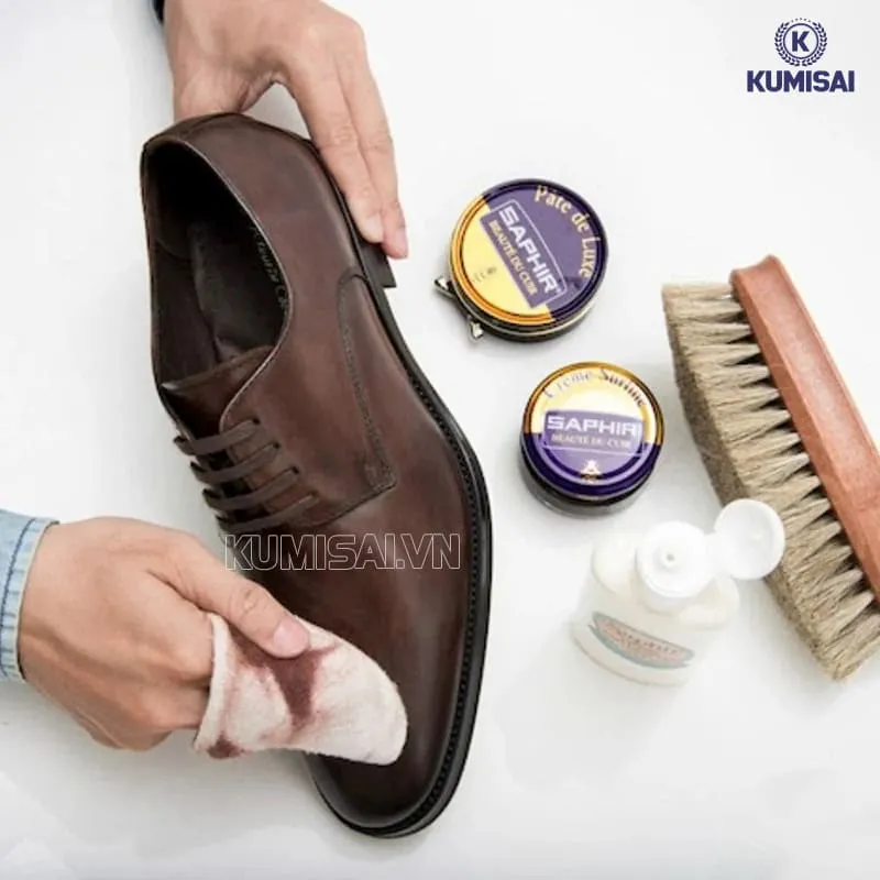 Cách làm mềm giày da bò với xi đánh giày chuyên dụng