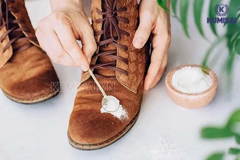 Cách làm mềm giày da lộn đơn giản với phấn rôm