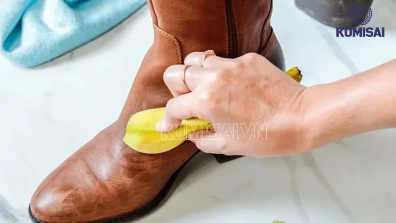Vỏ chuối cũng có thể giúp làm mềm giày da