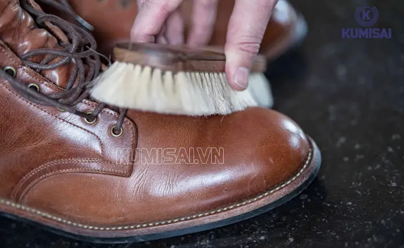 Loại bỏ bụi bẩn rồi mới tiến hành làm mềm giày da