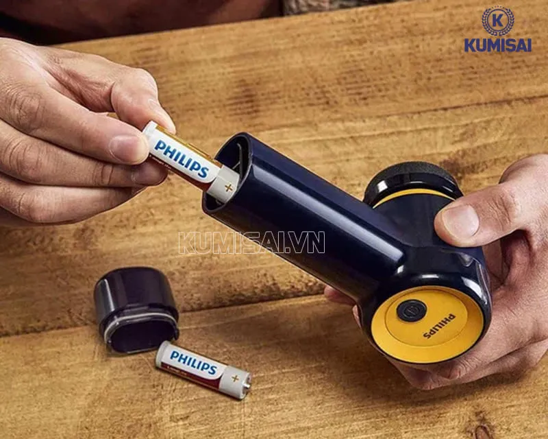 Lắp pin vào máy đánh giày Lắp pin vào máy đánh giày
