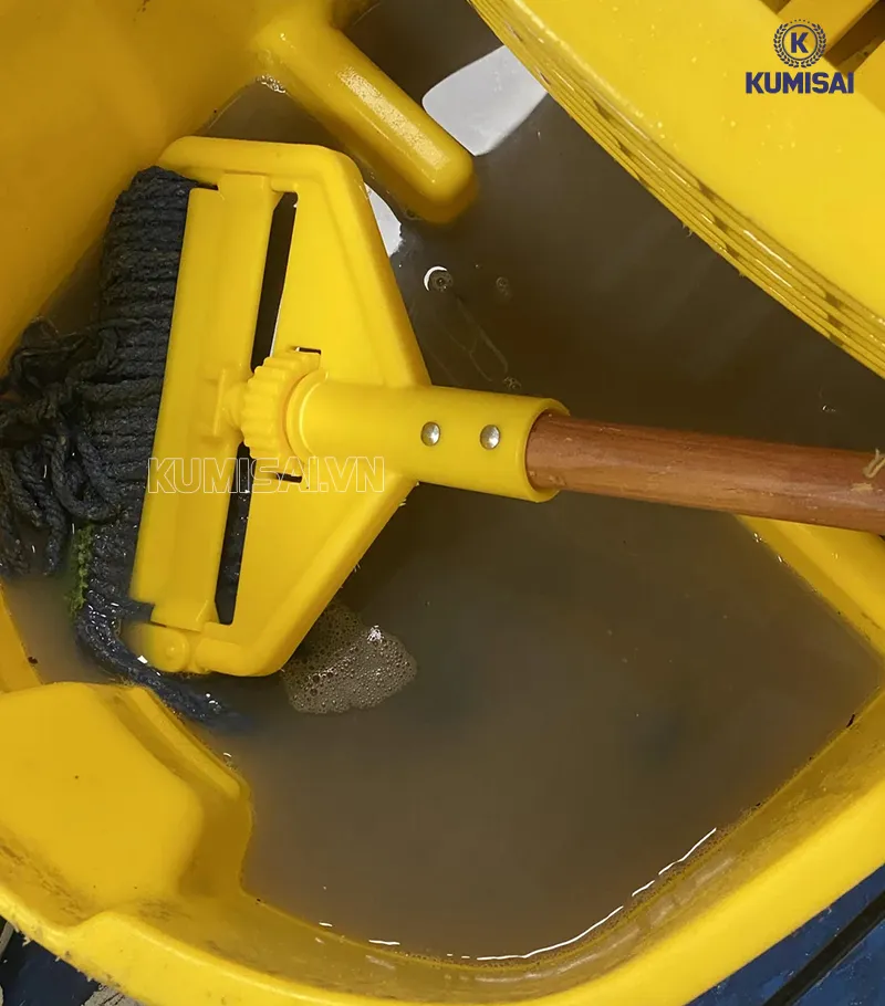 Chú ý đổ nước bẩn & tiến hành vệ sinh thùng chứa 
