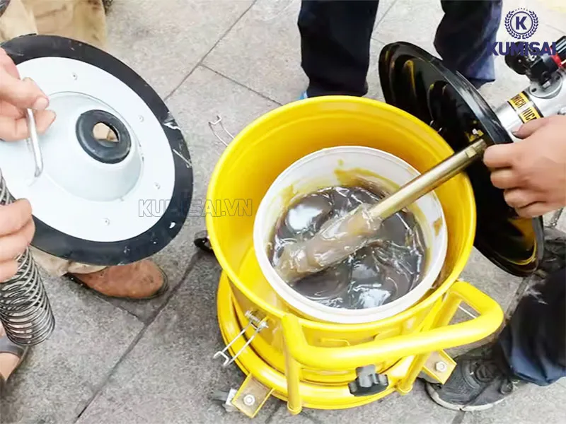 Chọn mua máy bơm mỡ 20L phù hợp Chọn mua máy bơm mỡ 20L phù hợp