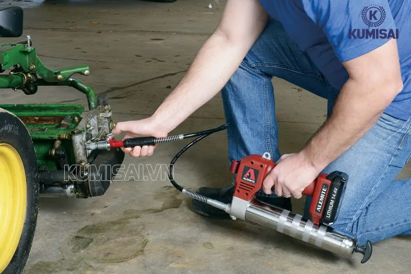 Cách thức hoạt động của máy bơm mỡ chạy pin 