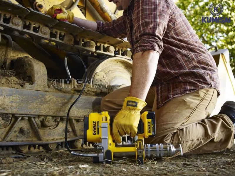 Lưu ý đến điện áp và dung lượng pin khi mua máy bơm mỡ bằng pin