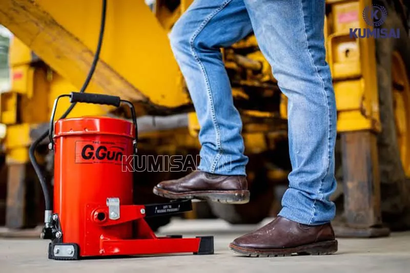 Máy bơm mỡ máy xúc bằng chân Máy bơm mỡ máy xúc bằng chân
