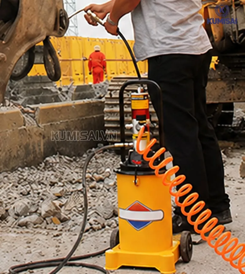 Thực hiện bơm mỡ theo đúng quy trình Thực hiện bơm mỡ theo đúng quy trình