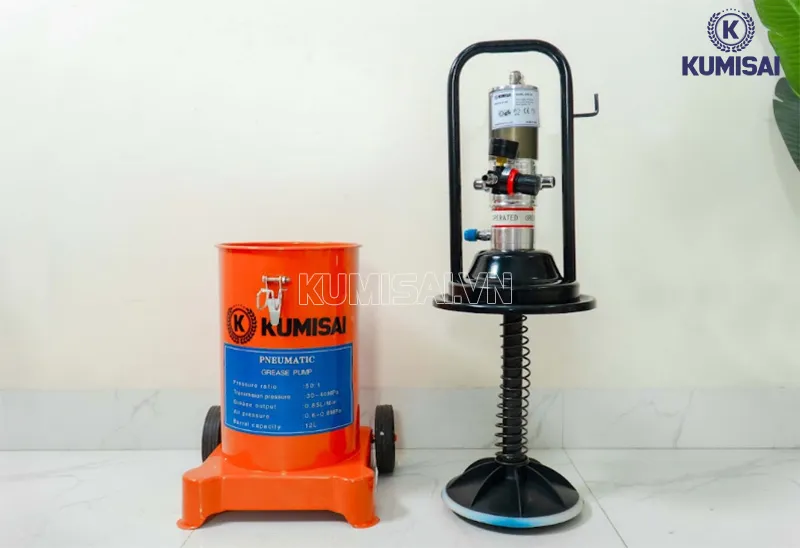 Máy bơm mỡ Kumisai vận hành mạnh mẽ, bền bỉ Máy bơm mỡ Kumisai vận hành mạnh mẽ, bền bỉ