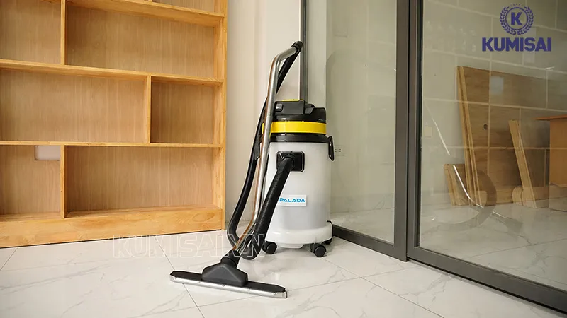 Thân máy nhỏ gọn, dây điện dài giúp làm sạch dễ dàng Thân máy nhỏ gọn, dây điện dài giúp làm sạch dễ dàng