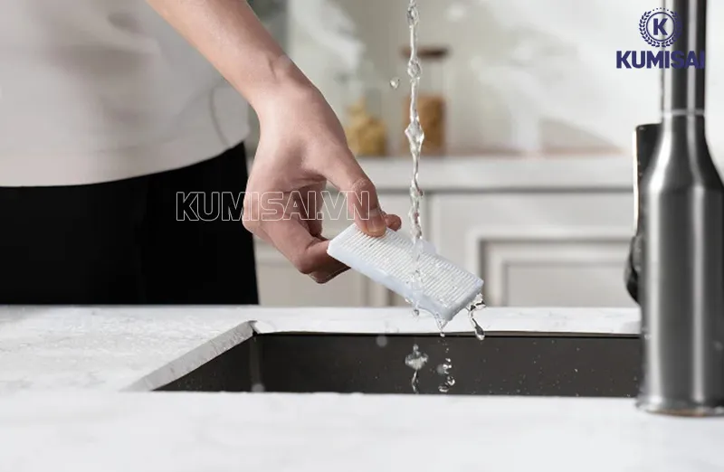 Tiến hành làm vệ sinh bộ lọc Hepa Tiến hành làm vệ sinh bộ lọc Hepa