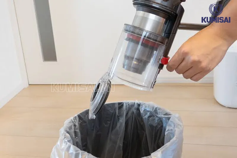 Đổ bụi rác trong hộp chứa Đổ bụi rác trong hộp chứa