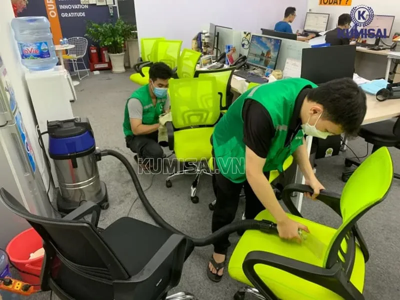 Các hạng mục trong dịch vụ vệ sinh ghế xoay văn phòng