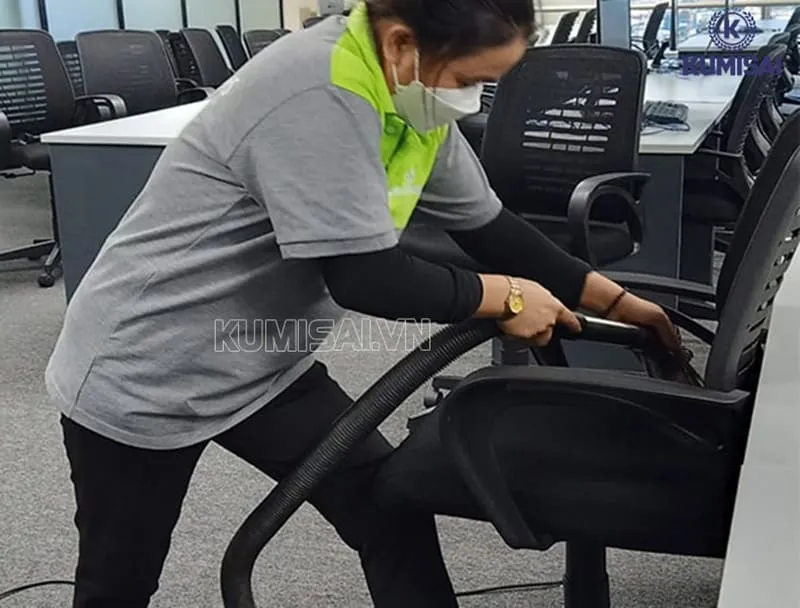 Lưu ý khi xử lý các vết bẩn trên ghế văn phòng