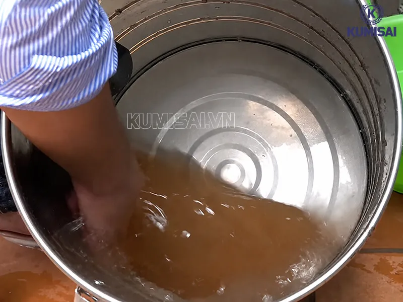 Làm sạch thùng chứa sau khi kết thúc quá trình làm vệ sinh Làm sạch thùng chứa sau khi kết thúc quá trình làm vệ sinh