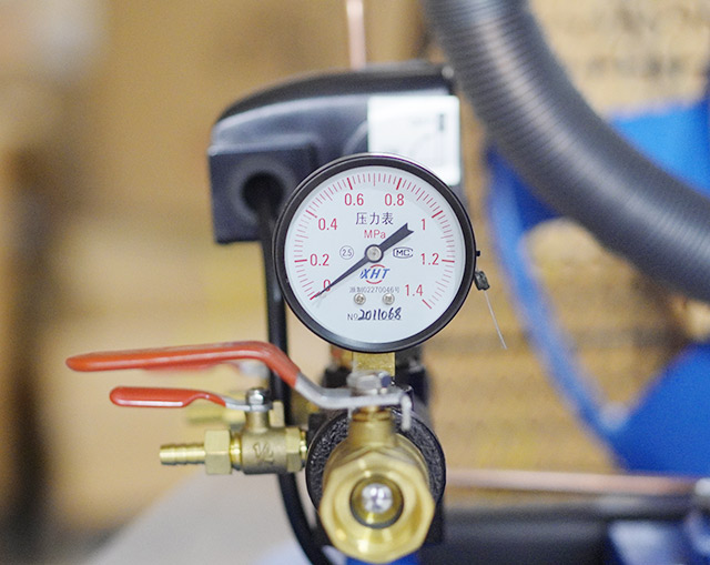 Theo dõi đồng hồ đo áp để nắm được áp suất bên trong bình chứa