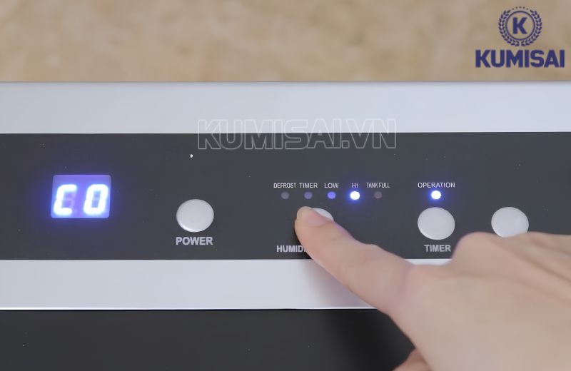 Cài đặt độ ẩm mong muốn trên bảng điều khiển của máy