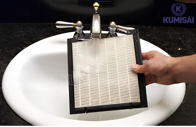 Chú ý vệ sinh màng lọc của máy thường xuyên