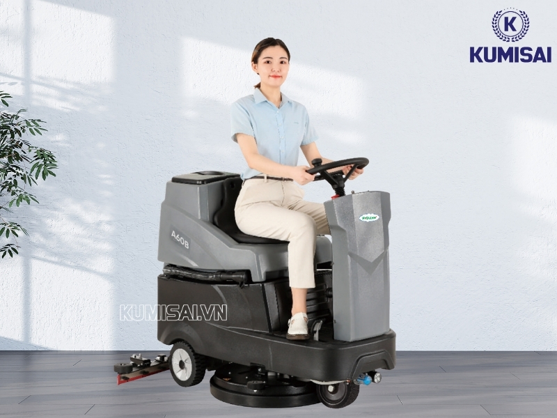 Hiclean A60B thiết kế ngồi lái, điều khiển máy dễ dàng