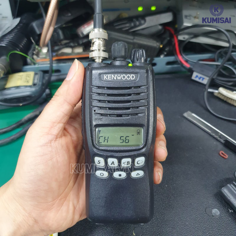 Cần gắn anten trước khi sử dụng bộ đàm