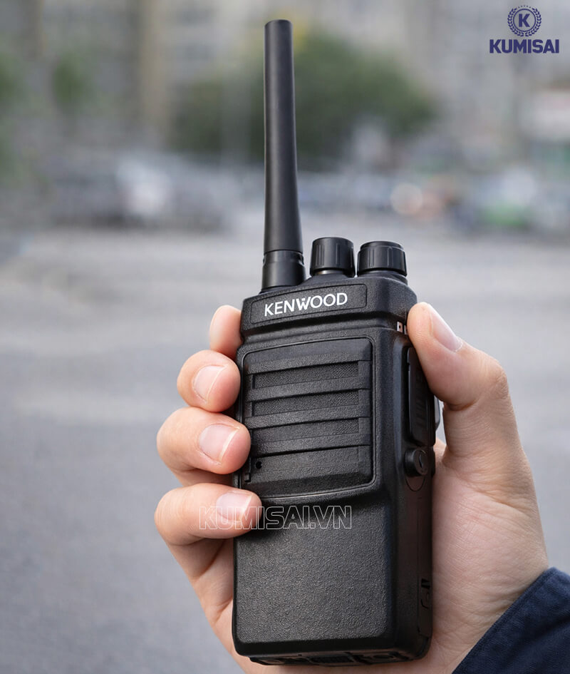 Luôn gắn anten vào bộ đàm rồi mới sử dụng