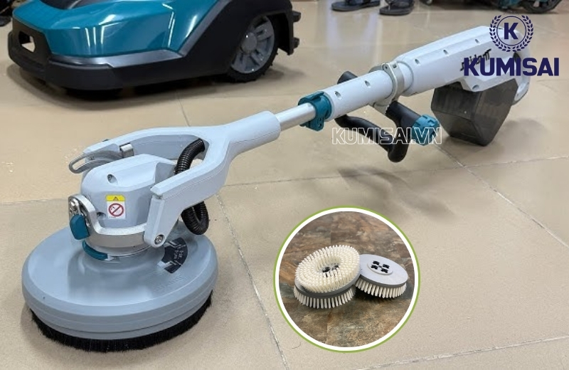 Gắn bàn chải vào đầu chà của máy