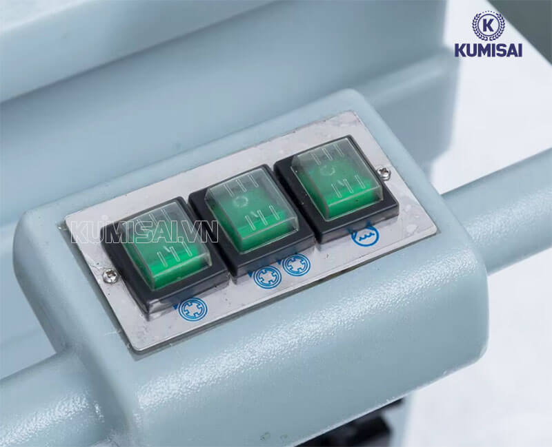 Bảng điều khiển ở trên thân máy 