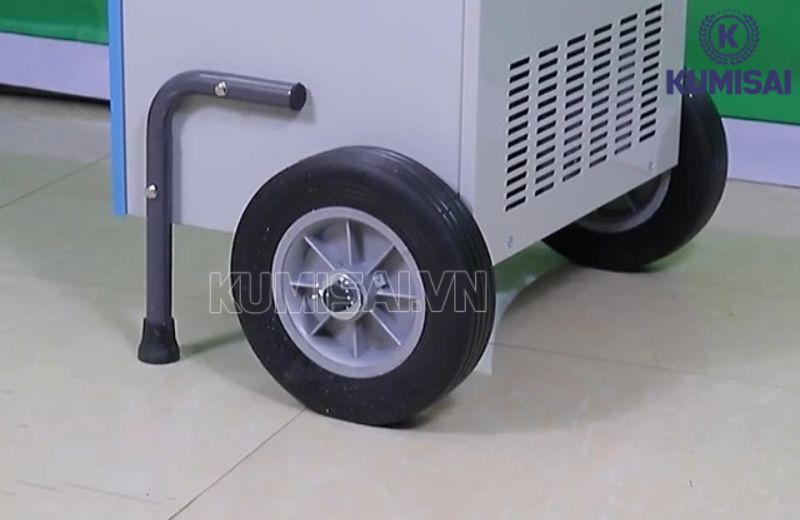 Bánh xe của máy rất to và chắc chắn Bánh xe của máy rất to và chắc chắn
