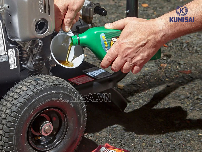 Thay dầu cho đầu bơm định kỳ 