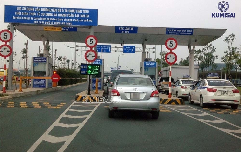 Hỗ trợ thu phí nhanh tại các làn vào ra khu vực cổng sân bay