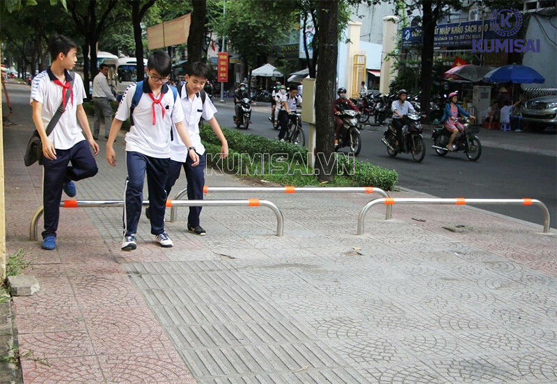 Barie vỉa hè tăng cường an toàn cho người đi bộ Barie vỉa hè tăng cường an toàn cho người đi bộ