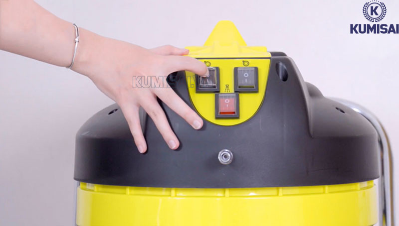 Bật công tắc hút