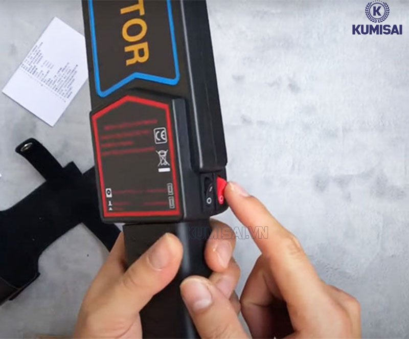 Bật công tắc máy dò kim loại