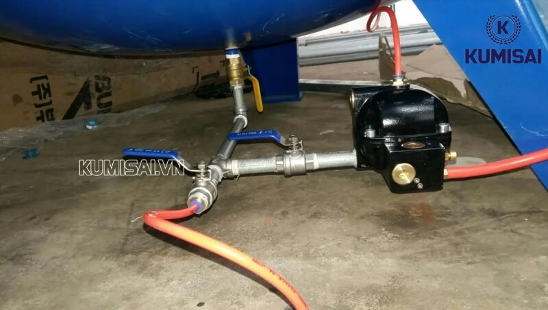 Xả nước bình chứa sau khi kết thúc công việc 
