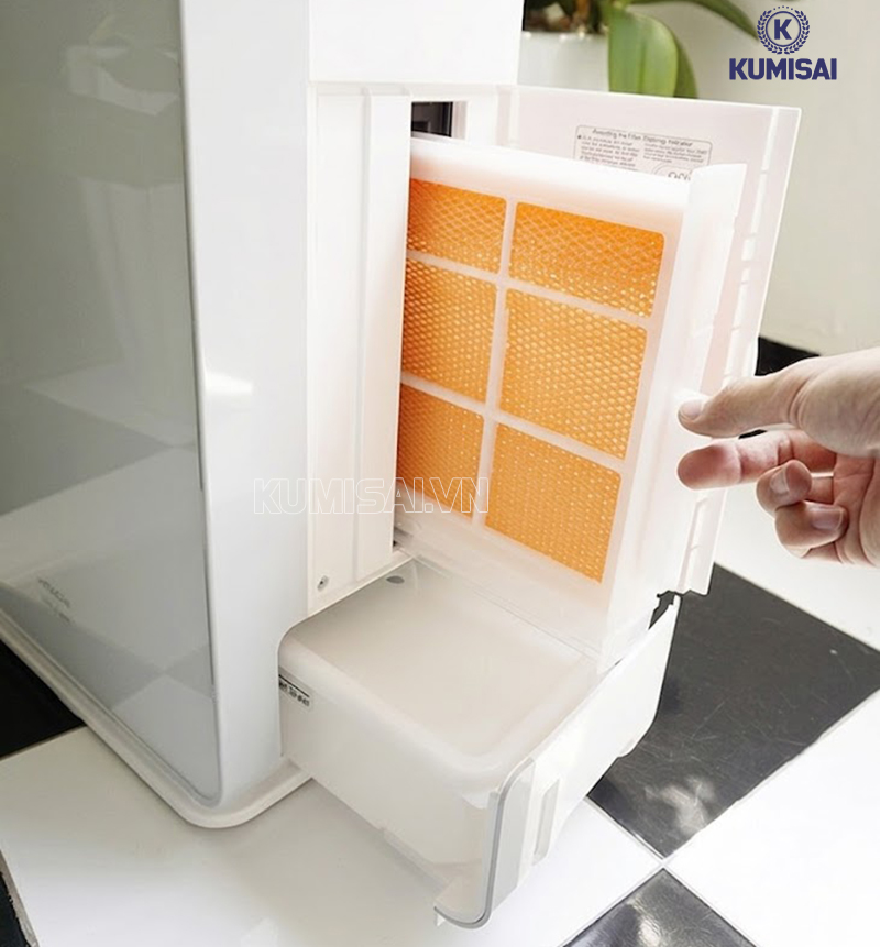 Bình chứa nước ở bên hông máy 