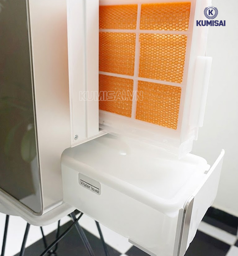 Bình đựng nước ở bên hông máy 