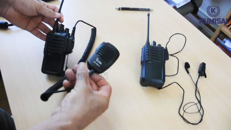 Kết nối bộ đàm với tai nghe để việc liên lạc trở nên thuận tiện hơn