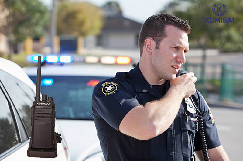 Nhân viên an ninh sử dụng máy bộ đàm Kenwood TK 899 cho công việc