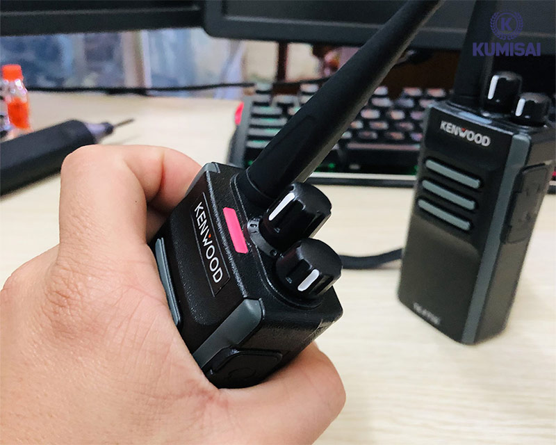 Cách thức vận hành Kenwood TK2207 rất đơn giản qua các nút bấm chức năng