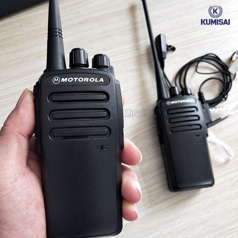 Bộ đàm Motorola GP 3588 Plus nhỏ gọn, vừa tay cầm