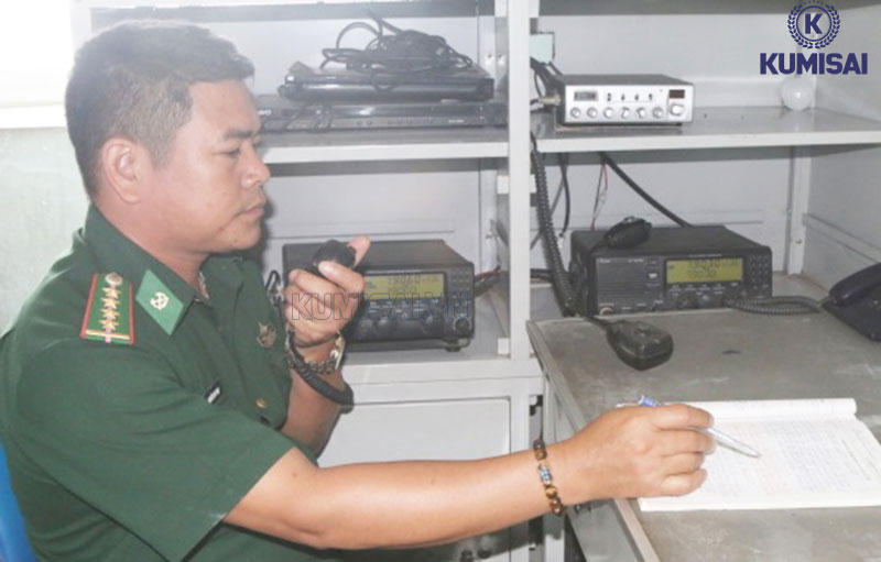 Bộ đàm cố định trong quân đội, an ninh, hàng hải,... 