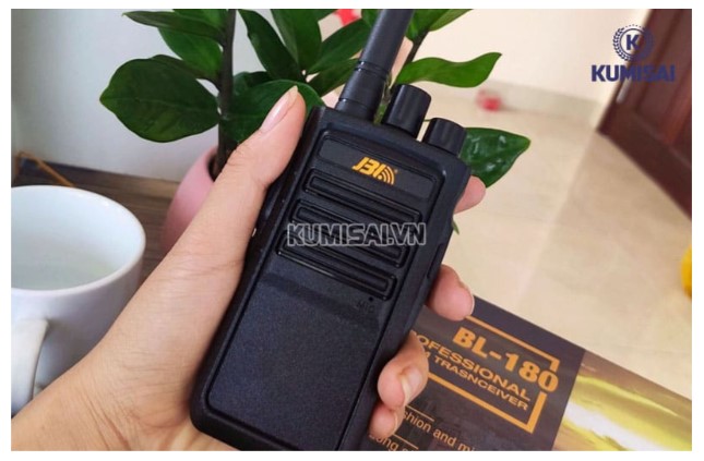 Thiết kế máy bộ đàm JBL nhẹ chắc, cầm đầm tay