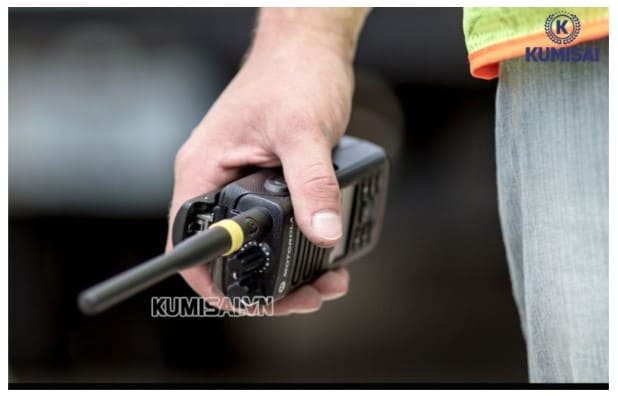 Thiết kế bộ đàm uhf siêu tối ưu, vừa vặn để cầm nắm