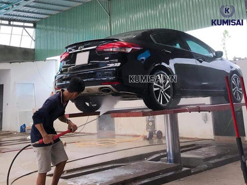 Cầu nâng ô tô để làm sạch dưới gầm xe