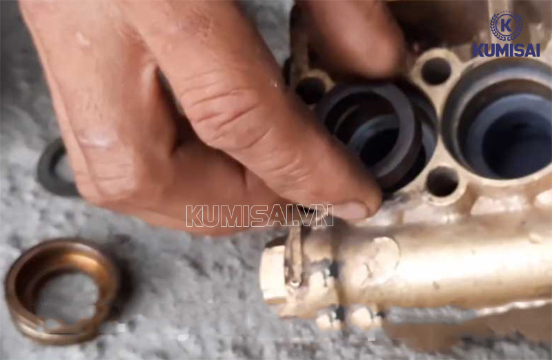 Lắp lại bộ phớt nước, phớt dầu Lắp lại bộ phớt nước, phớt dầu