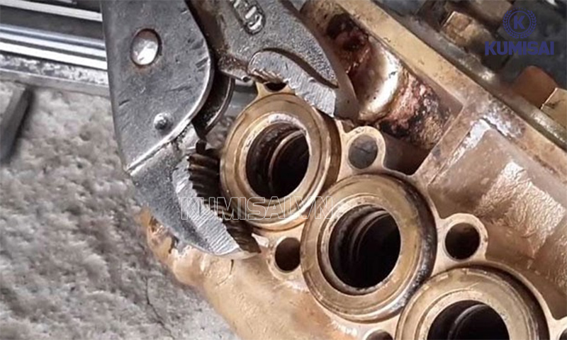 Tháo bulong để tách đầu bơm ra khỏi motor Tháo bulong để tách đầu bơm ra khỏi motor