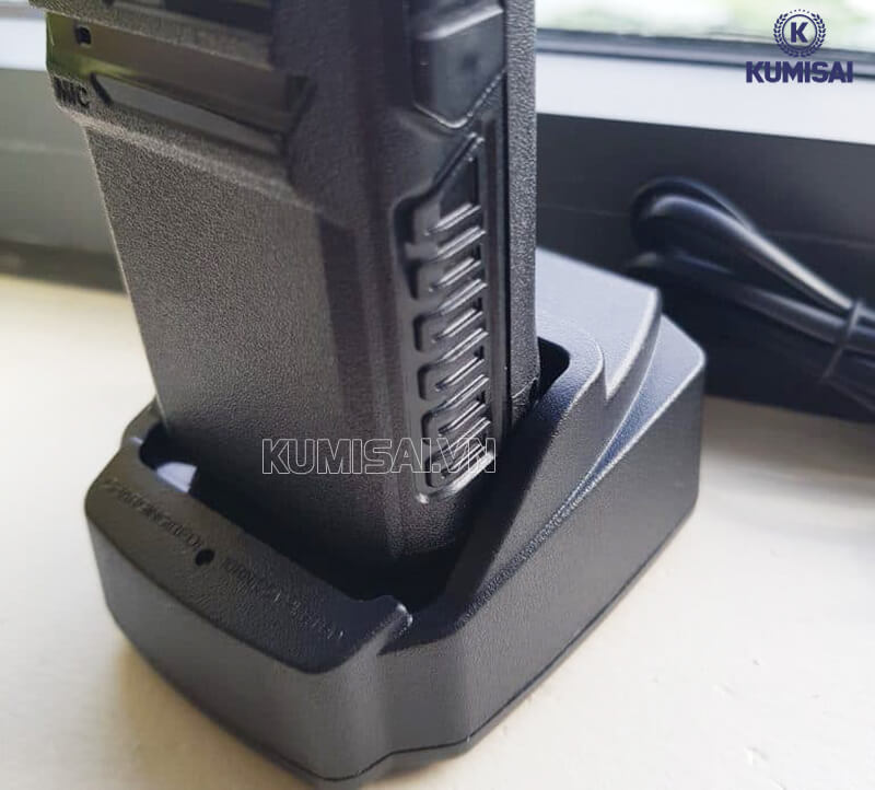Cắm pin trên đốc đúng khe để sạc pin