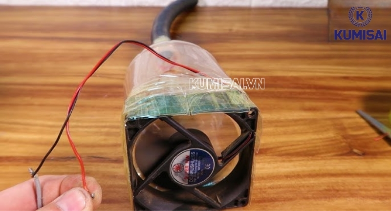 Cố định chắc chắn các bộ phận và gắn pin cho máy